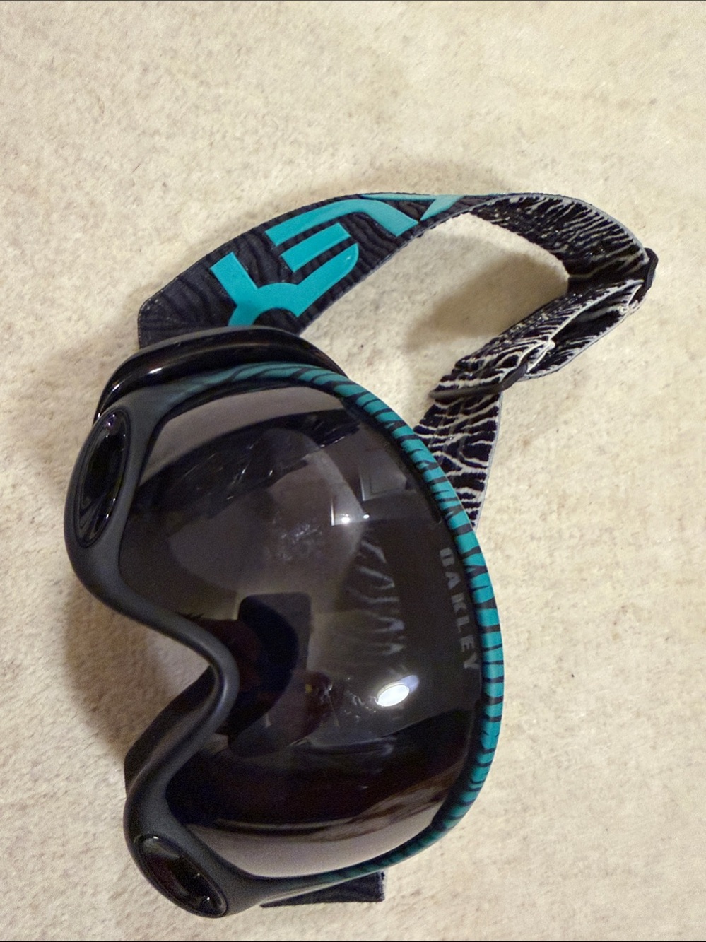 Oakley Black Lens Snow Goggles with Teal Trim and Patterned Strap